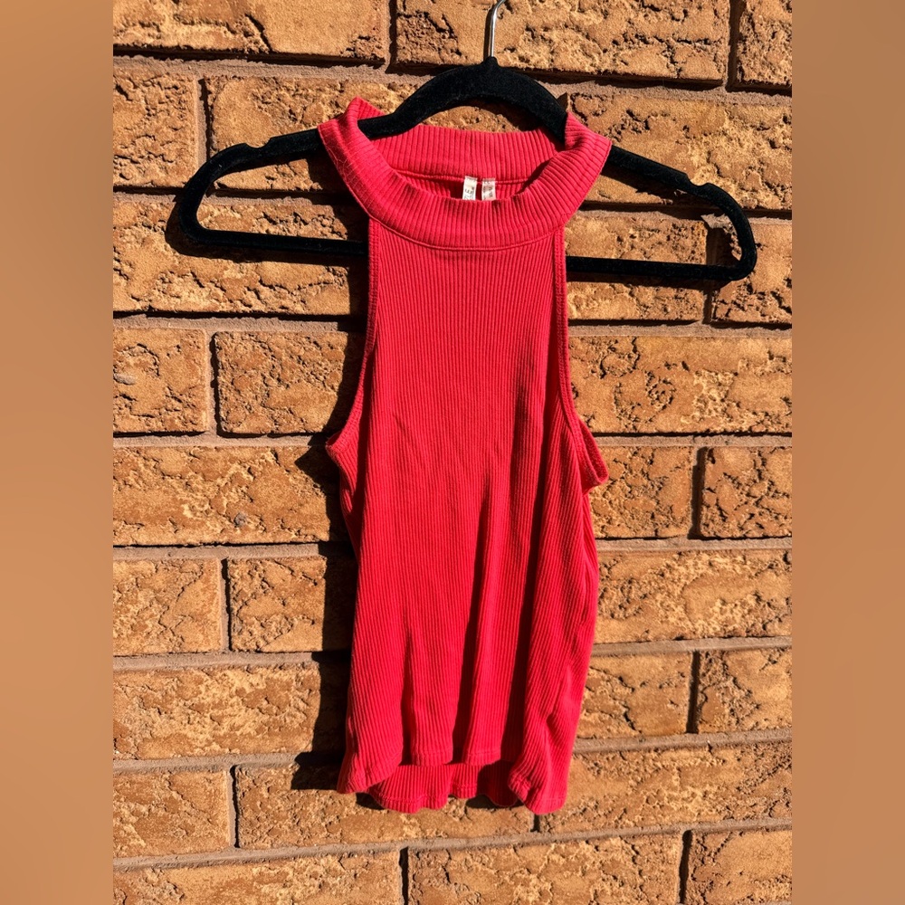 10/$25 • Razzle‎ Dazzle Ribbed High Neck Top